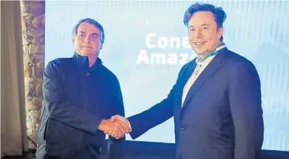  ?? AFP ?? Encuentro. Bolsonaro, con gesto impresiona­do, saluda al magnate Elon Musk en San Pablo este viernes.