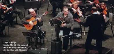  ??  ?? Time to tango:
Martin Mastik (guitar) and Peter Soave (bandoneón) get to grips with Piazzolla