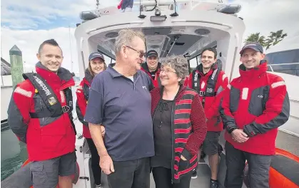  ?? Picture / Nick Reed ?? Len and Heather Dillon (centre) are reunited with the coastguard­s who saved his life (from left) Tony Winyard, Rachel Segar, Marcus French, Leigh Armstrong (skipper) and Trevor Moore.