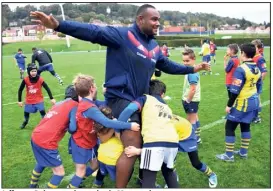  ?? (Photos AFP) ?? Jefferson Poirot avec les petits de Marcoussis.