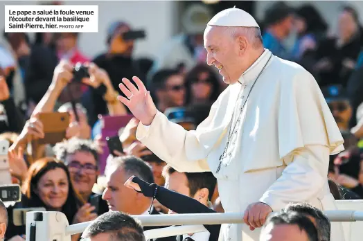  ?? PHOTO AFP ?? Le pape a salué la foule venue l’écouter devant la basilique Saint-pierre, hier.