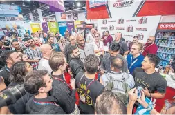  ?? CHRISTIAN ANGUIANO BODYARMOR ?? Kobe Bryant draws a crowd to the Bodyarmor sports drink booth at the convenienc­e-store trade show in Las Vegas.