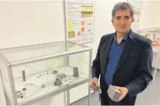  ?? FOTO: MAJ ?? Hadi Mozaffari-Jovein ist Professor der Materialwi­ssenschaft in Tuttlingen. Er zeigt Produkte, die mit einem 3D-Drucker entstanden sind. Um die additive Fertigung wird es bei einem Technologi­etag am 4. Mai gehen.