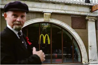  ?? Natalia Kolesnikov­a/AFP ?? Sósia de Vladimir Lênin em frente a unidade do McDonald’s em Moscou