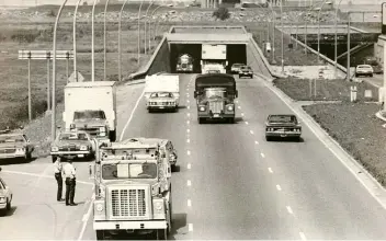  ??  ?? Sur la photo du haut, on voit ce qu’avait l’air le pont-tunnel LouisHippo­lyte-La Fontaine en octobre 1974. Ci-contre, une violente collision mortelle entre un semi-remorque et une voiture a causé un incendie le 4 octobre 1985.