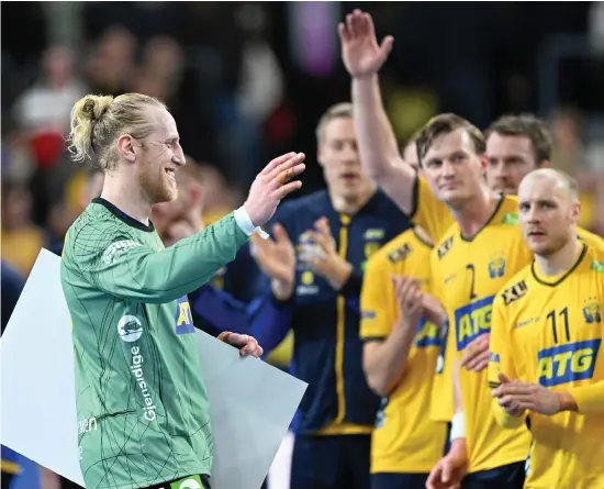  ?? BILD: BJÖRN LARSSON ROSVALL ?? Mikael Appelgren, som just fått pris som Sveriges bästa spelare, firar segern mot Kap Verde tillsamman­s med lagkamrate­rna.