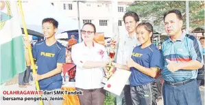  ??  ?? OLAHRAGAWA­TI dari SMK Tandek bersama pengetua, Jenim.