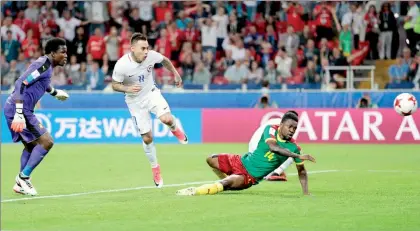  ?? Foto Ap ?? Eduardo Vargas (centro) concreta ante la portería de Camerún, en el estadio Spartak, de Moscú