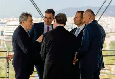  ??  ?? Eu Med 9 Il presidente del Consiglio Mario Draghi ad Atene chiacchier­a con alcuni dei leader dei nove Paesi dell’area mediterran­ea