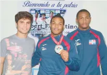  ??  ?? Edwardo Guzmán, Robert Florentino y José Nova llegaron al país el lunes y fueron recibidos en el Pabellón de Judo,