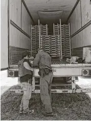  ?? Delcia López / AP ?? Agentes de la Patrulla Fronteriza inspeccion­an el remolque del camión de carga en Edinburg, Texas.