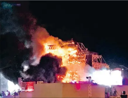  ??  ?? El escenario ardió por completo durante la actuación de Armin Van Buuren