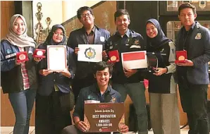  ?? ITS FOR JAWA ?? BERPRESTAS­I: Tim ITS menunjukka­n penghargaa­n yang didapat dari WINTEX 2019 di Jakarta.