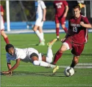  ?? PETE BANNAN — DIGITAL FIRST MEDIA ?? West Chester Henderson’s Frank DeRosa passes Conestoga’s Gabe Harms.