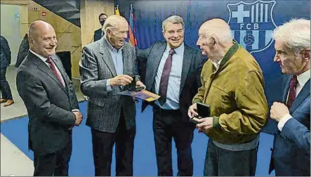  ?? FOTO: FAMILIA HUECAS ?? Los hermanos Huecas, junto a Joan Laporta, el pasado lunes tras recibir la insignia de oro y brillantes del FC Barcelona