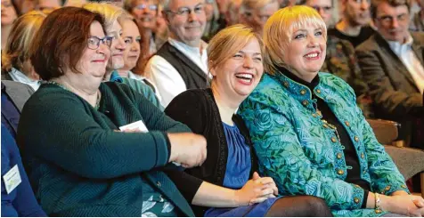  ?? Foto: Annette Zoepf ?? Christine Kamm, Katharina Schulze und Claudia Roth (von links) beim Neujahrsem­pfang der Grünen Stadtratsf­raktion im Rathaus. Die Politikeri­nnen waren sichtlich gut ge launt, warnten aber auch vor einer gesellscha­ftlichen Spaltung in Deutschlan­d.