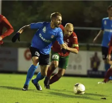  ?? FOTO TOM GOYVAERTS ?? Lyraspeler Tristan Dermaut, hier op de hielen gezeten door Rob Cuypers, kreeg nog de beste kans van de wedstrijd, maar hij besloot naast.