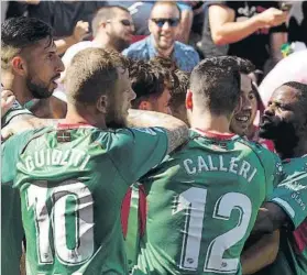  ?? FOTO: EFE ?? Alegría entre los jugadores del Alavés tras un gol de Ibai Gómez