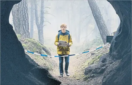  ?? [ Netflix ] ?? Jonas (Louis Hofmann) hat gerade seinen Vater verloren, und auch sonst passieren beängstige­nde Dinge in Winden. „Dark“ist ab 1. Dezember auf Netflix abrufbar.