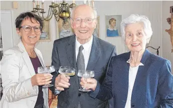  ?? FOTO: EUGEN KIENZLER ?? Ein Hoch auf 90 ereignisre­iche Jahre. Doris Schröter und Zenta Sigg gratuliere­n Albert Sigg.