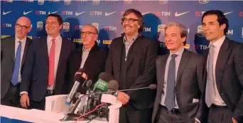  ?? ANSA ?? Da sinistra Marco Brunelli (d.g. Lega Serie A), Luigi De Siervo (a.d. Infront Italy), Jaume Roures e Taxto Benet (fondatori di Mediapro), Paolo Nicoletti e Bernardo Corradi (vice commissari Lega)