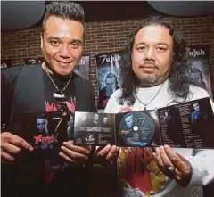  ??  ?? T-rex dan Rahmad Kamikaze (kanan) pada majlis pelancaran single Tujuh.