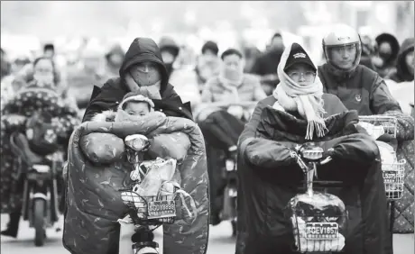  ?? SI WEI / FOR CHINA DAILY ?? People brave the cold in Lianyungan­g, Jiangsu province, on Friday — a day oddly enough during Major Snow, one of the 24 solar terms of the lunar calendar.