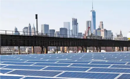  ?? BILD: SN/AP ?? Blick von einem mit Solarpanee­len bestückten Häuserdach von Brooklyn nach Manhattan.