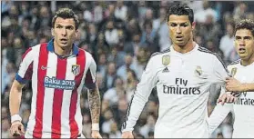  ?? FOTO: J.A.S. ?? Mario Mandzukic, en un derbi ante el Real Madrid contra Cristiano, ahora compañero