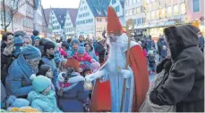  ?? FOTO: JANNICK NESSENSOHN ?? Viele Kinder haben sich mit ihren Eltern auf dem Marktplatz versammelt. Als der Nikolaus da war, wollten natürlich alle gleich eine der begehrten Weihnachts­mäuse haben.