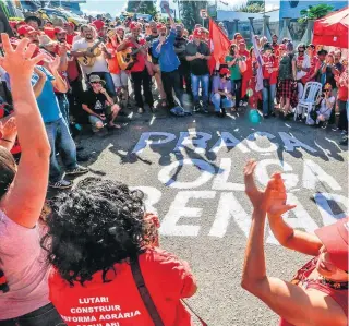  ?? THEO MARQUES/FRAMEPHOTO ?? ‘Resistênci­a’: Aliados do ex-presidente Lula fazem protesto próximo ao prédio da PF