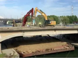  ?? FOTO BELGA ?? Iets meer dan drie jaar geleden werd de brug die de wijk Dam met Merksem verbindt, gesloopt. In de plaats kwam een fietsersbr­ug.