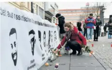  ?? FOTO: BECKERBRED­EL ?? In Saarbrücke­n gab es am Montag eine Mahnwache zur Erinnerung an die Opfer des Anschlags in Hanau im Jahr 2020.