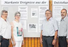  ??  ?? Präsentier­ten den rund 300 Gästen in der Gemeindeha­lle ihre Ausstellun­g (von links): Josef Rettich, Anita Schmid, Reinhold Schmid und Eberhard Schneider von der Historiker­gruppe Unlingen.