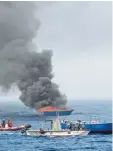  ??  ?? Sobald die Flüchtling­sboote evakuiert waren, wurden sie in Brand gesteckt.