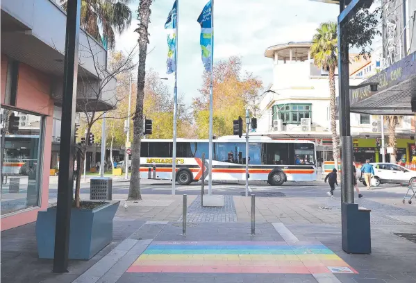  ?? Picture: GLENN FERGUSON ?? GO ZONE: Cr Eddy Kontelj wants to open up this section of Little Malop St to allow traffic access from Moorabool St to nearby Shorts Place.