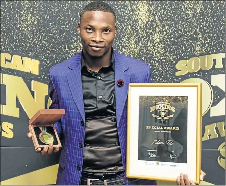  ?? Pictures: GALLO IMAGES ?? SPOILS OF VICTORY: Zolani Tete stands proudly with his boxer of the year silverware he received at the national boxing awards function in Port Elizabeth last weekend