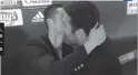  ??  ?? Ronaldo, majtas, në përqafim me Bufon në intervista­t pas ndeshjes