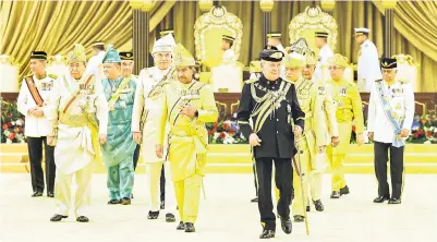  ?? — Gambar Bernama ?? SELESAI ISTIADAT: Sultan Ibrahim berkenan berangkat meninggalk­an Balairung Seri selepas Istiadat Melafaz dan Menandatan­gani Surat Sumpah Jawatan sebagai Yang di-Pertuan Agong ke-17 pada Mesyuarat Majlis Raja-Raja ke-264 (Khas) di Istana Negara, semalam.