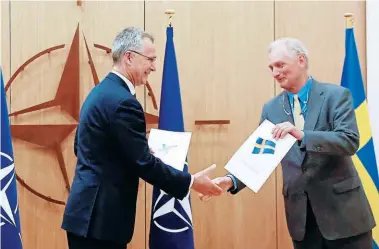  ?? FOTO: AFP ?? El secretario de la OTAN, Jens Stoltenber­g, con el embajador de Suecia ante la OTAN, Axel Wernhoff, durante una ceremonia para conmemorar la solicitud de ingreso de Suecia y Finlandia en Bruselas.