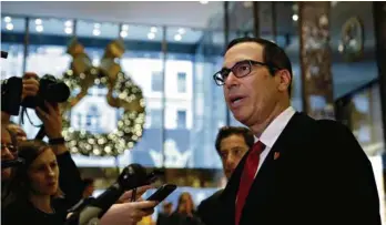  ?? (MIKE SEGAR/REUTERS) ?? Steven Mnuchin, ici dans le hall de la Trump Tower à New York, a annoncé lui-même sa nomination au Trésor lors d’une interventi­on en direct sur la chaîne de télévision financière CNBC.