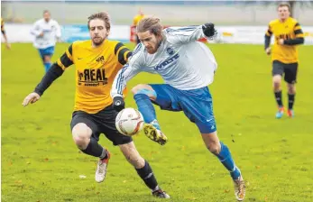  ?? FOTO: ROLF SCHULTES ?? Der SV Haisterkir­ch (rechts Jakob Schuschkew­itz setzte sich zu Hause gegen die SG Aulendorf (Stefan Treuer) mit 3:2 durch.