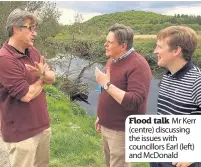  ??  ?? Flood talk Mr Kerr (centre) discussing the issues with councillor­s Earl (left) and McDonald