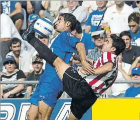  ?? FOTO: J. A. SIRVENT ?? Angulo disputa un balón en un choque frente al Getafe de la Liga 2004-2005