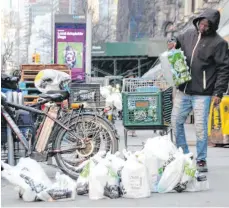  ?? FOTO: CHRISTINA HORSTEN/DPA ?? Plastiktüt­en sind in den USA kaum wegzudenke­n.