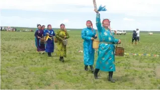  ??  ?? Ceremony of offering milk to the sky