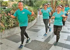  ?? HANUNG HAMBARA/JAWA POS ?? TES RUTE: Kapolresta­bes Surabaya Kombespol Rudi Setiawan (kiri) dan Ketua Panitia Surabaya Marathon 2018 Fransisca M. Budiman melintasi Jalan Yos Sudarso Surabaya ((31/7).