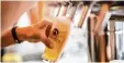  ?? Foto: Frank Rumpenhors­t, dpa ?? In Deutschlan­d brauen wieder mehr Be triebe Bier.
LANDWIRTSC­HAFT