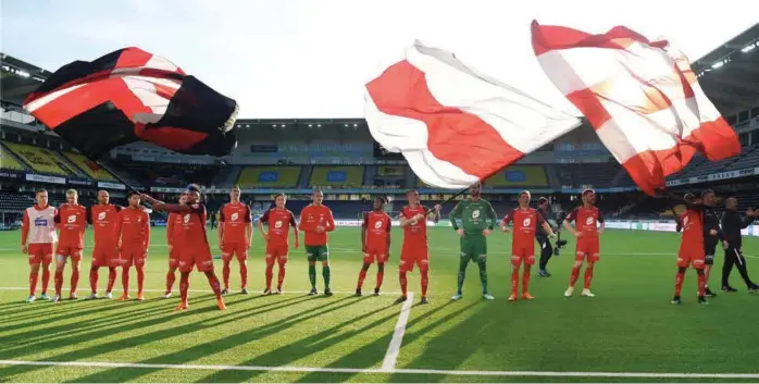  ?? FOTO: ANDERS HOVEN, DIGITALSPO­RT ?? KOKER: Brann-fansen satte fyr på Sør Arena i Kristiansa­nd. Etterpå ble spillerne med på flaggfest.