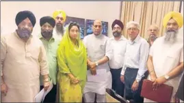  ?? TWITTER ?? Union food processing minister Harsimrat Kaur Badal, SAD’S Anandpur Sahib MP Prem Singh Chandumajr­a (right), Rajya Sabha member Naresh Gujral (second right) and Delhi Sikh Gurdwara Management Committee president Manjit Singh GK (left) meeting Union...